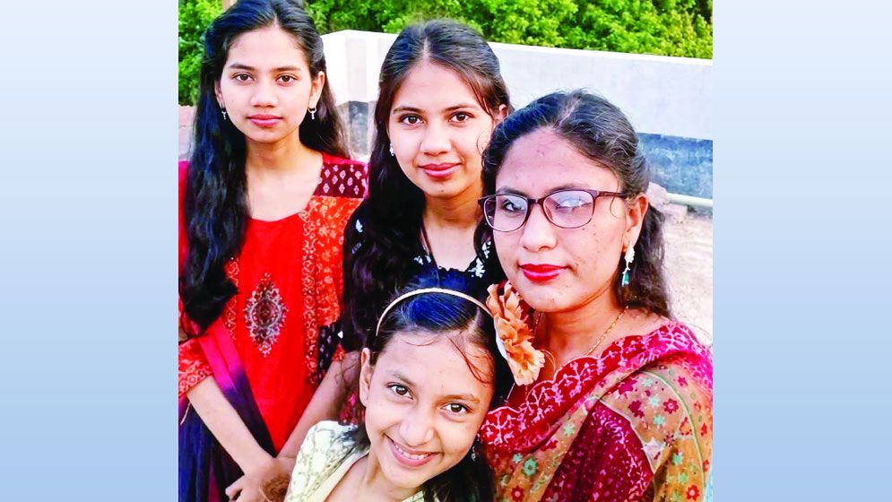 মা ও তিন মেয়ে