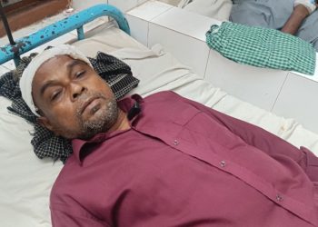 আগৈলঝাড়ায় ইউপি সদস্যের নেতৃত্বে হামলা, পিতা-পুত্রসহ আহত ৪