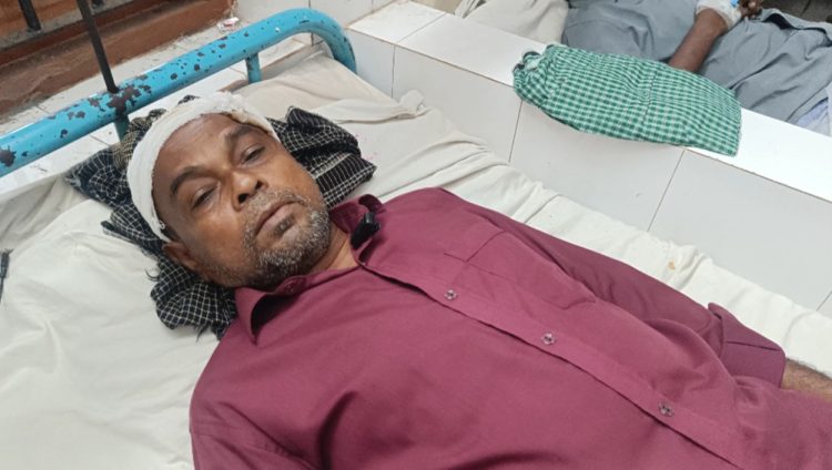 আগৈলঝাড়ায় ইউপি সদস্যের নেতৃত্বে হামলা, পিতা-পুত্রসহ আহত ৪