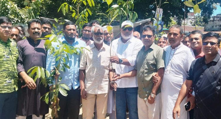 কৃষকদের মাঝে গাছের চারা বিতরণ করলো কিশোরগঞ্জ জেলা কৃষক দল