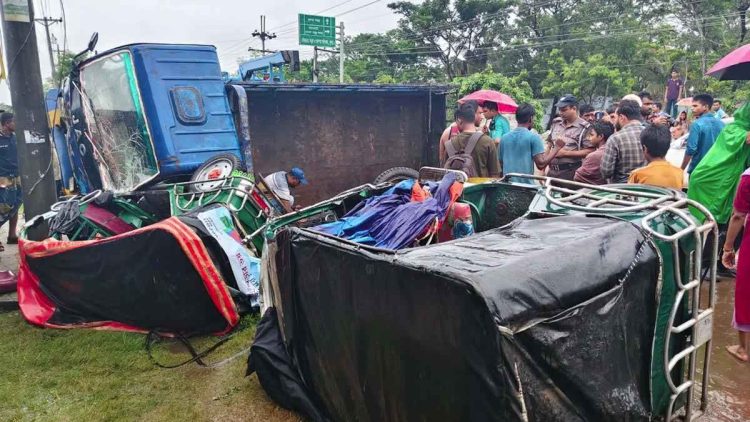 খুলনায় ট্রাক-ইজিবাইক সংঘর্ষে নিহত ২
