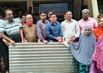 গৌরনদীতে প্রাকৃতিক দুর্যোগে ক্ষতিগ্রস্ত ৪৮ পরিবারের মাঝে ঢেউটিন-আর্থিক অনুদান বিতরণ