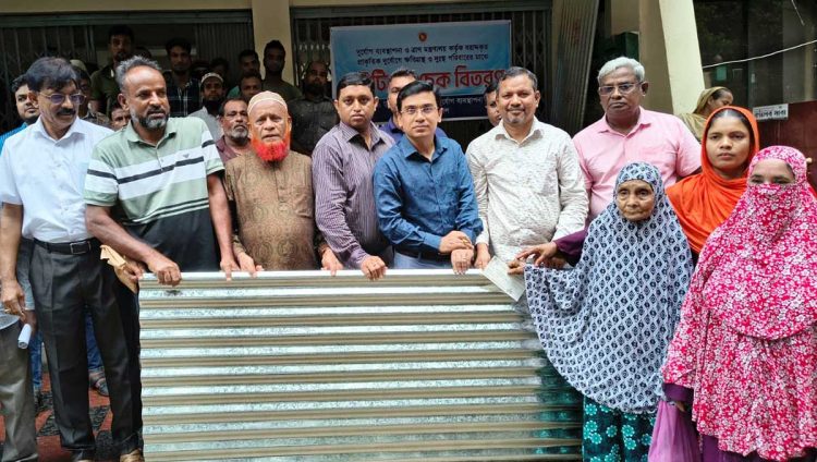 গৌরনদীতে প্রাকৃতিক দুর্যোগে ক্ষতিগ্রস্ত ৪৮ পরিবারের মাঝে ঢেউটিন-আর্থিক অনুদান বিতরণ