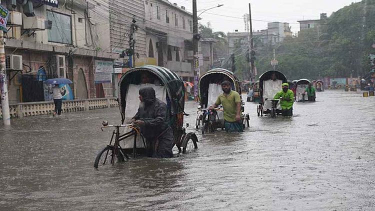 চট্টগ্রামে ভারী বৃষ্টিপাতে ডুবেছে নিচু এলাকা