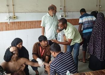 চুয়াডাঙ্গায় ঢাকাগামী রয়েল পরিবহনের বাস উল্টে আহত ২৩