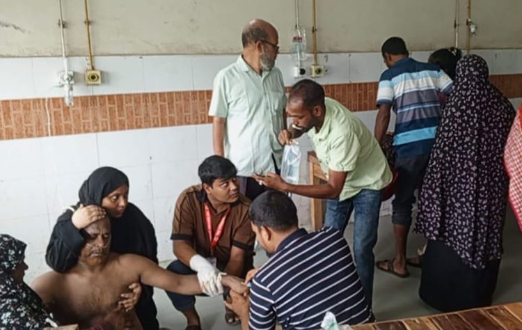 চুয়াডাঙ্গায় ঢাকাগামী রয়েল পরিবহনের বাস উল্টে আহত ২৩