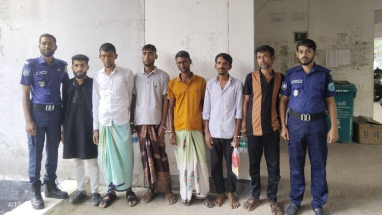 দৌলতখানে মাদক অভিযানে আটক ৬