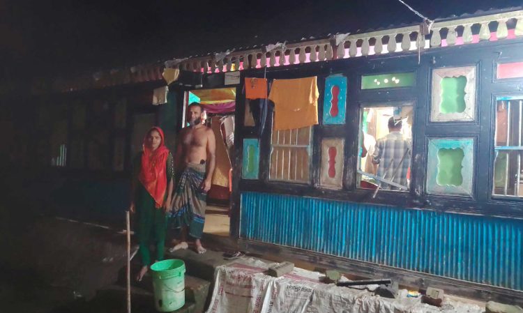 নলছিটির-পল্লীতে-পুলিশের-উপস্থিতিতে-কৃষকের-বাড়ি-ভাঙচুর,-মালামাল-লুট