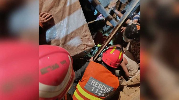 পাকিস্তানে তিনতলা ভবন ধসে একই পরিবারের ১১ জন নিহত