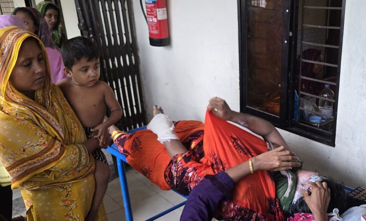 বাউফলে ফুটন্ত ভাতের পাতিল ঢেলে গৃহবধূকে হত্যাচেষ্টার অভিযোগ