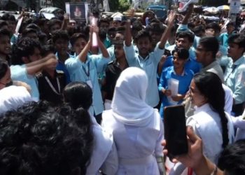 ফেনীতে সড়ক অবরোধ করে পরীক্ষার্থীদের বিক্ষোভ