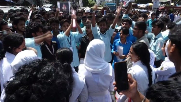 ফেনীতে সড়ক অবরোধ করে পরীক্ষার্থীদের বিক্ষোভ