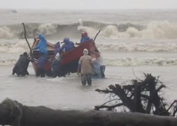 বঙ্গোপসাগরে ট্রলারডুবির ঘটনায় নিখোঁজ ৫ জেলে, উদ্ধার ১