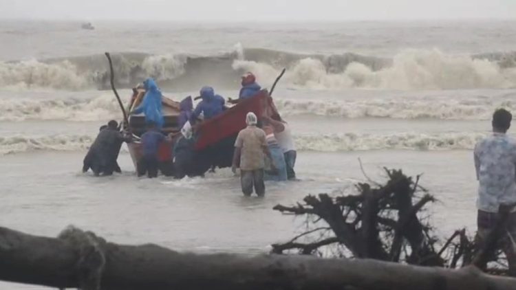 বঙ্গোপসাগরে ট্রলারডুবির ঘটনায় নিখোঁজ ৫ জেলে, উদ্ধার ১