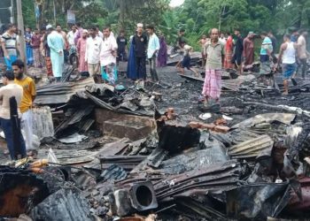 বরগুনায় গভীর রাতে পুড়ে ছাই ৪০ দোকান-ঘর