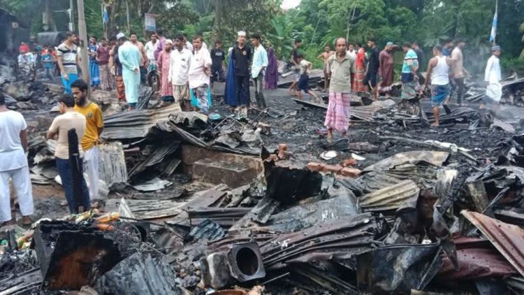 বরগুনায় গভীর রাতে পুড়ে ছাই ৪০ দোকান-ঘর