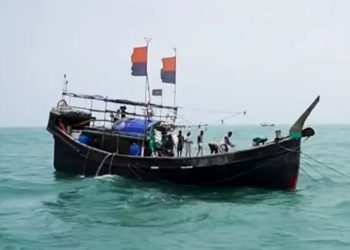 বরগুনায় গভীর সমুদ্রে ট্রলারের ইঞ্জিন বিকল ভোগান্তির মুখে ১৭ জেলে