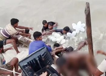 বরগুনায় জেলেদের উদ্ধার করে ফেরার পথে ট্রলারডুবির ঘটনায় নিখোঁজ ২