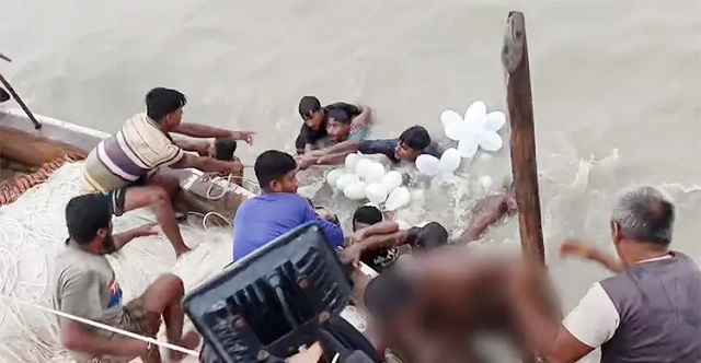 বরগুনায় জেলেদের উদ্ধার করে ফেরার পথে ট্রলারডুবির ঘটনায় নিখোঁজ ২