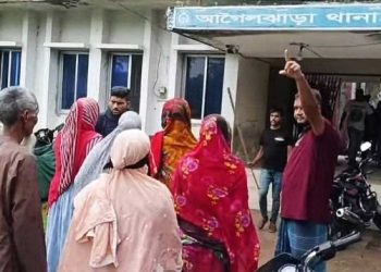 বরিশালে আটক যুবককে হত্যার অভিযোগে থানায় হামলা