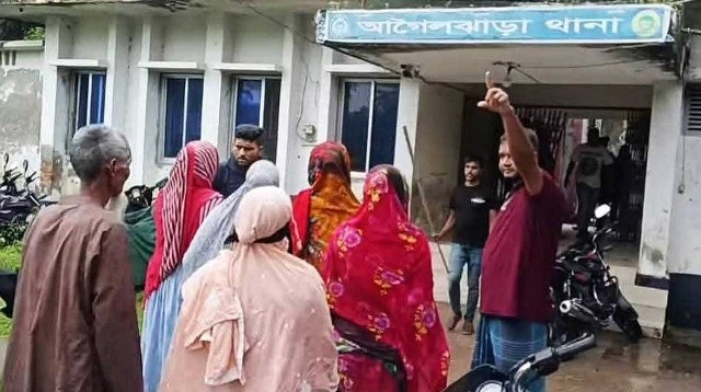 বরিশালে আটক যুবককে হত্যার অভিযোগে থানায় হামলা
