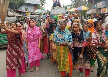বরিশালে ছাত্রদল নেতাদের বিরুদ্ধে নারীদের ঝাড়ু মিছিল