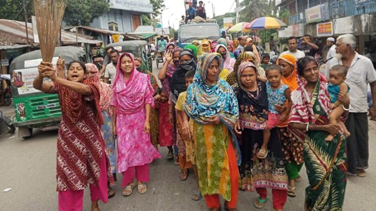 বরিশালে ছাত্রদল নেতাদের বিরুদ্ধে নারীদের ঝাড়ু মিছিল