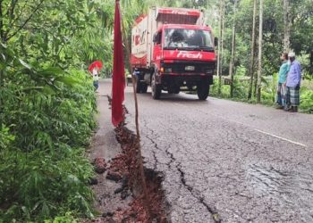 বরিশালে ভারী বৃষ্টিপাতে আঞ্চলিক সড়কে ধস