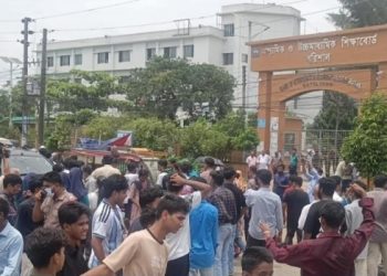 বরিশালে শিক্ষামন্ত্রীর পদত্যাগ দাবিতে এইচএসসি পরীক্ষার্থীদের বিক্ষোভ