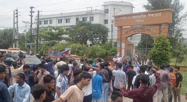 বরিশালে শিক্ষামন্ত্রীর পদত্যাগ দাবিতে এইচএসসি পরীক্ষার্থীদের বিক্ষোভ