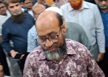 বরিশালে শিক্ষার্থীদের বিক্ষোভের মুখে বিভাগীয় স্বাস্থ্য পরিচালনক