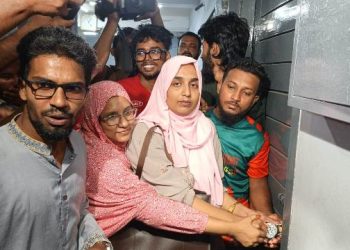 বরিশালে সিভিল সার্জনের অপসারনের দাবী