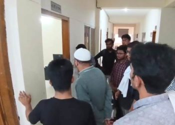 বরিশালে স্বাস্থ্য পরিচালককে অপসারণের দাবিতে অটল শিক্ষার্থীরা