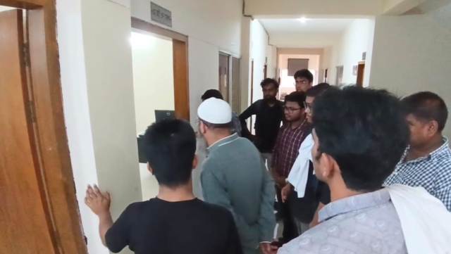 বরিশালে স্বাস্থ্য পরিচালককে অপসারণের দাবিতে অটল শিক্ষার্থীরা