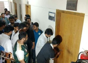 বরিশালে স্বাস্থ্য পরিচালকের কক্ষে তালা, ফ্যাসিস্ট পদায়ন বাতিলের দাবি