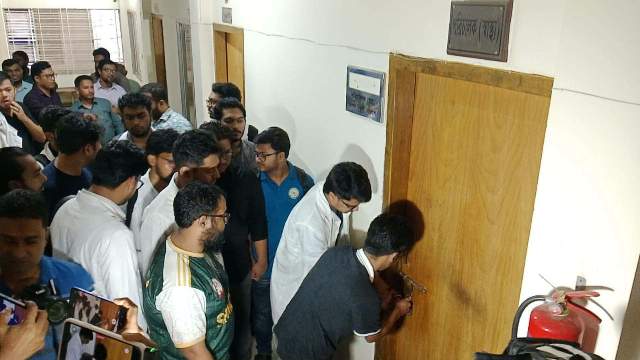 বরিশালে স্বাস্থ্য পরিচালকের কক্ষে তালা, ফ্যাসিস্ট পদায়ন বাতিলের দাবি
