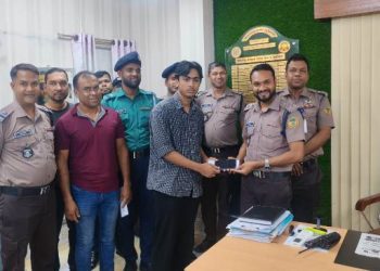 বরিশালে ২০টি হারানো মোবাইল উদ্ধার করে মালিকদের ফিরিয়ে দিল পুলিশ