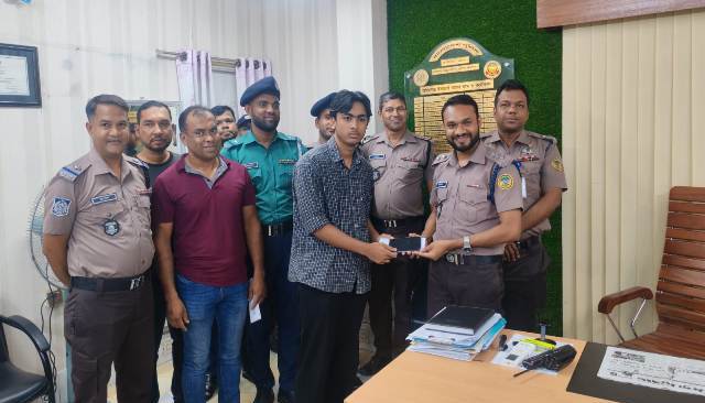বরিশালে ২০টি হারানো মোবাইল উদ্ধার করে মালিকদের ফিরিয়ে দিল পুলিশ