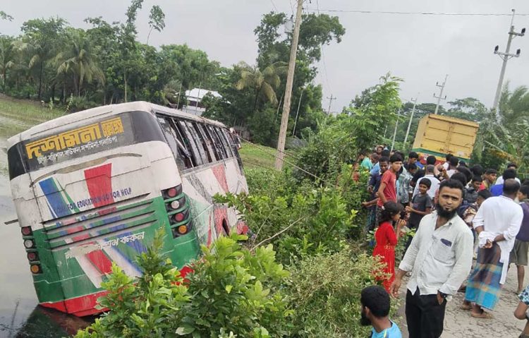 বাউফলে দশমিনা এক্সপ্রেস বাস দুর্ঘটনায় আহত ৭