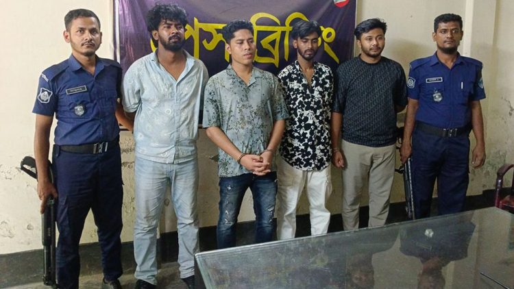 ভারতে পালানোর সময় আটক দুর্ধর্ষ সন্ত্রাসী ডেভিড ইমন