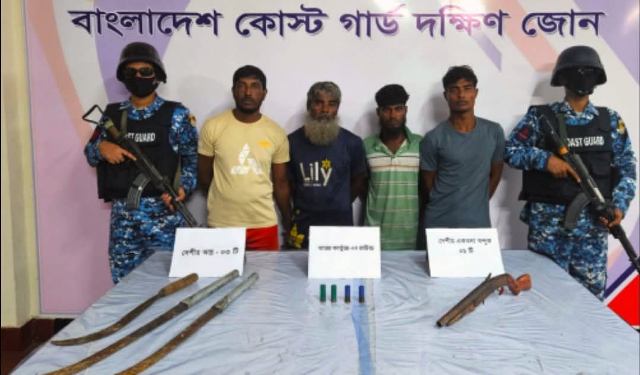 ভোলায় অস্ত্র-গোলাবারুদসহ কুখ্যাত ডাকাতদলের আটক ৪