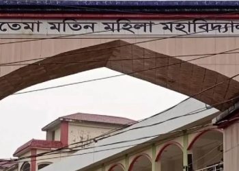 ভোলায় নকল করতে বাঁধা দেওয়ায় পরীক্ষার হল ভাঙচুর