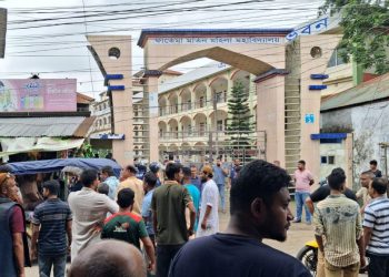 ভোলায় প্রশ্ন কঠিন করায় কেন্দ্রে হামলা এইচএসসি পরীক্ষার্থীদের
