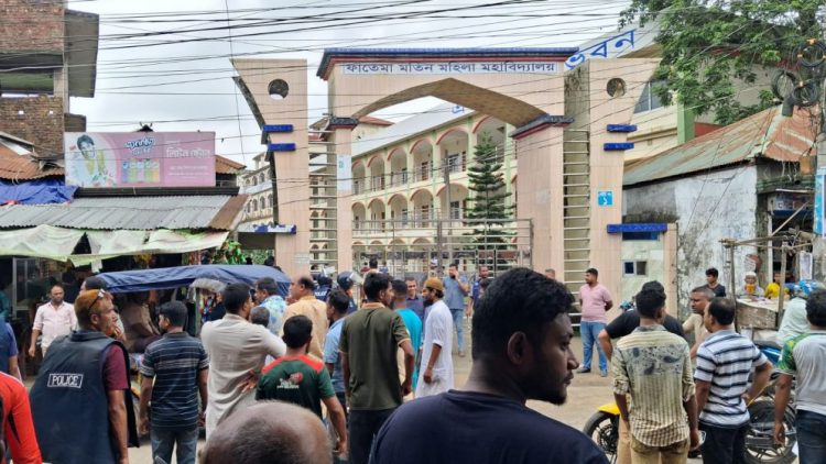 ভোলায় প্রশ্ন কঠিন করায় কেন্দ্রে হামলা এইচএসসি পরীক্ষার্থীদের