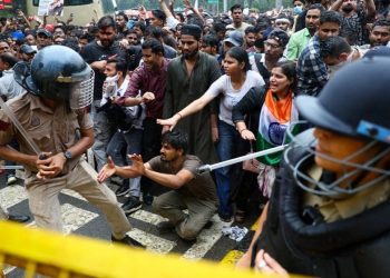 মোদি-রাহুলের তীব্র বাকযুদ্ধ, আন্দোলনে উত্তপ্ত ভারত