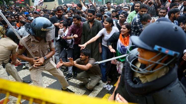 মোদি-রাহুলের তীব্র বাকযুদ্ধ, আন্দোলনে উত্তপ্ত ভারত