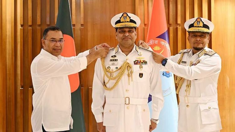র্যাঙ্ক ব্যাজ পেলেন নতুন নৌবাহিনীর প্রধান