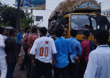 শিক্ষামন্ত্রীর পদত্যাগ দাবিতে ঢাকা-বরিশাল মহাসড়ক শিক্ষার্থীদের বিক্ষোভ