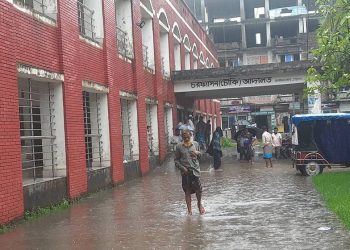 সামান্য বৃষ্টিতেই তলিয়ে যায় চরফ্যাশনের আদালত চত্বর