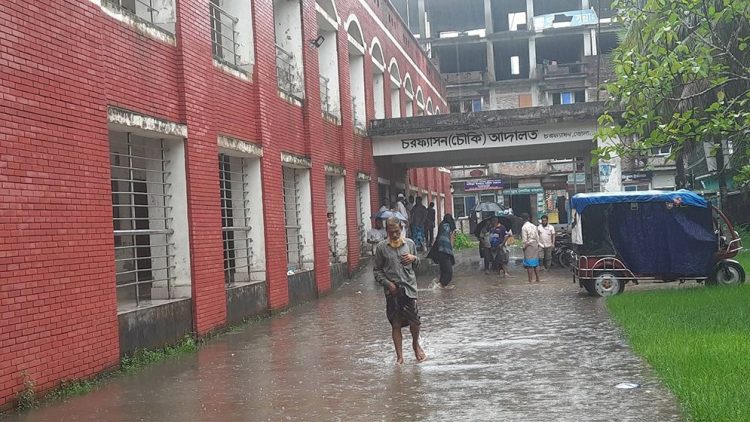 সামান্য বৃষ্টিতেই তলিয়ে যায় চরফ্যাশনের আদালত চত্বর